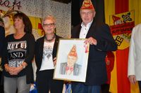 Alt-Bürgermeister Josef Himmelmann erhielt ein Bild von der KG, links seine Ehefrau Agnes. RN-FOTO Wolters 