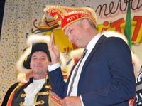 Bürgermeister Wilhelm Sendermann mit seiner neuen Narrenkappe der KG KITT Foto: RN / Wolters
