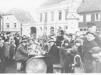 1928 - Mittagessen auf dem Marktplatz