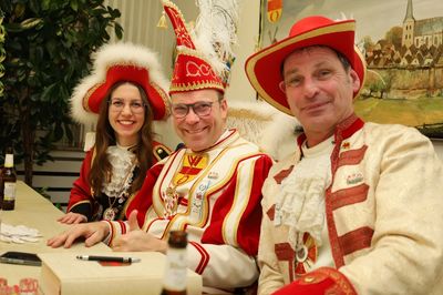 Prinz Matthias schenkt Bürgermeister Grundstein für das neue Rathaus